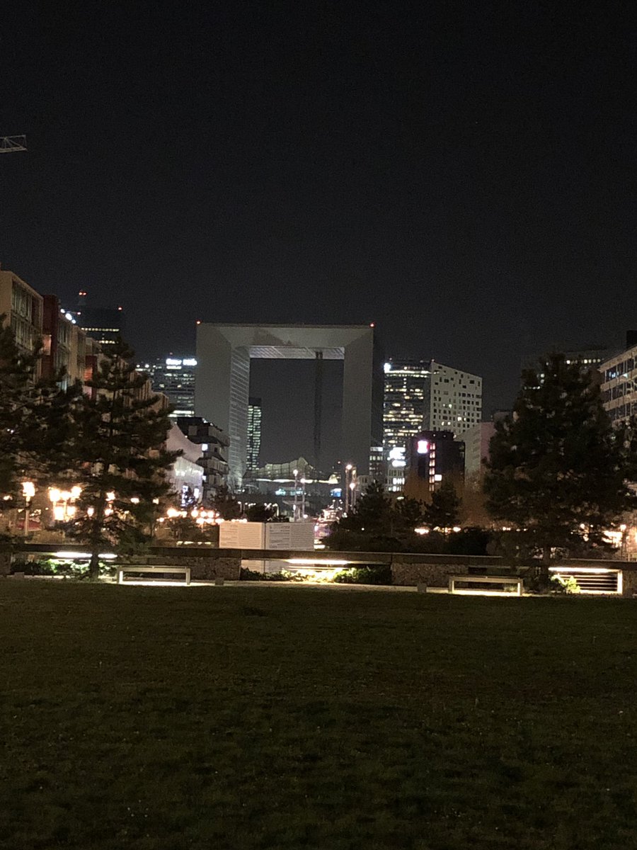 C’est quand même joli l’arche de La Défense de nuit ! Mais Nanterre c’est un peu triste 😛