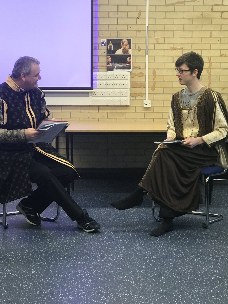 emnefydd's tweet photo. When you deliver a lecture on Elizabethan theatre to Level 4 students @GlyndwrUni @prifglyndwr and some of them turn up in costume 🎭👌 #mademyday #teachinghighlights #theatreandperformance #wgu #glyndwr #mademyday https://t.co/tcaFIMZ6HI