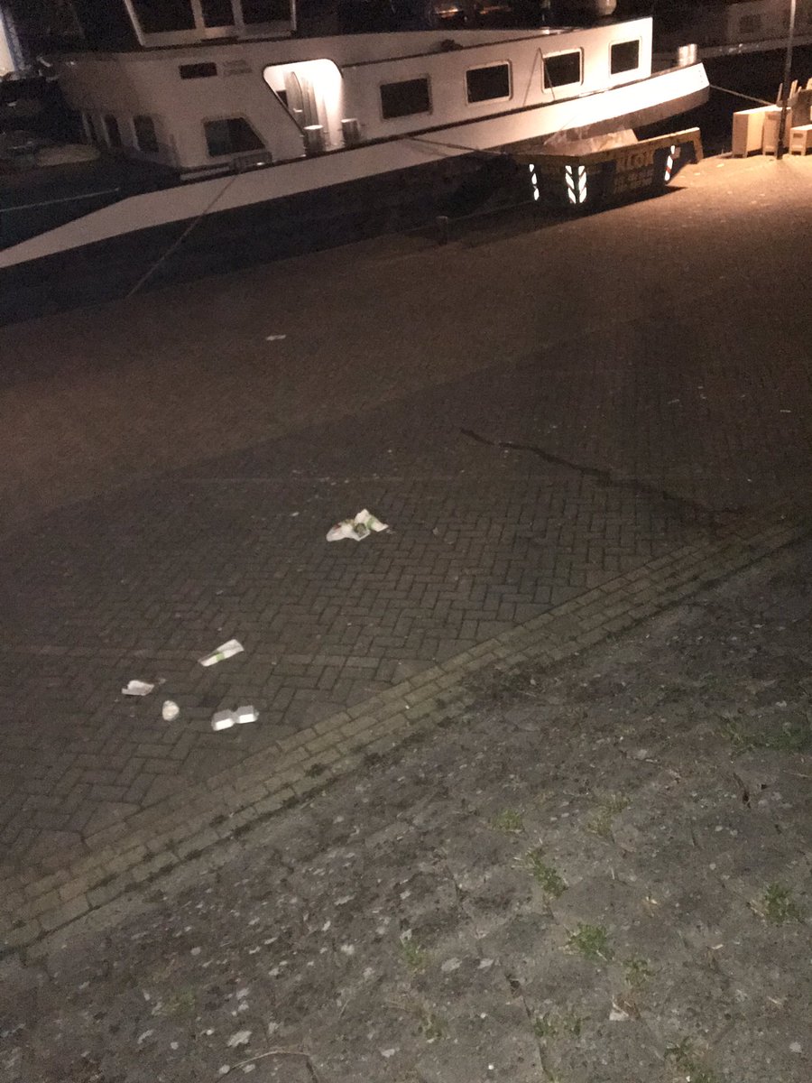 Klaar met blowen, klaar met vreten, klaar met pissen.... en doorrrrrr
#loswal #Sliedrecht #mochterniksvanzeggen #grotebek