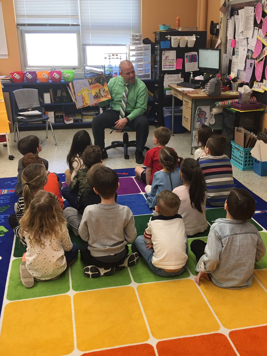 Thank you Mr. Ferri for being our mystery reader during #readacrossamericaweek @NewMonmouthElem @MrsSanfordNMS @elisa_walling <a href="/MTPSpride/">Middletown Township Public Schools</a> #MTPSPride