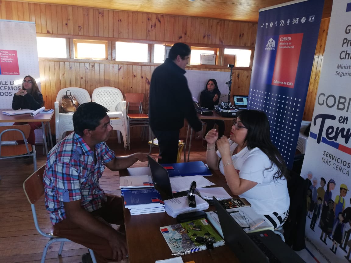 CONADI_Gob's tweet photo. En Queilen: CONADI informando a vecinos del sector rural de #Detico que participan en Plaza Ciudadana de #GobiernoEnTerreno  #ChileEnMarcha #Chiloé https://t.co/J2wWGIrcj4