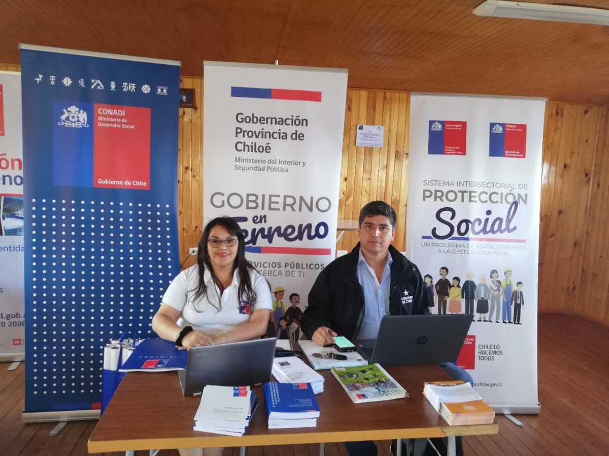 CONADI_Gob's tweet photo. En Queilen: CONADI informando a vecinos del sector rural de #Detico que participan en Plaza Ciudadana de #GobiernoEnTerreno  #ChileEnMarcha #Chiloé https://t.co/J2wWGIrcj4