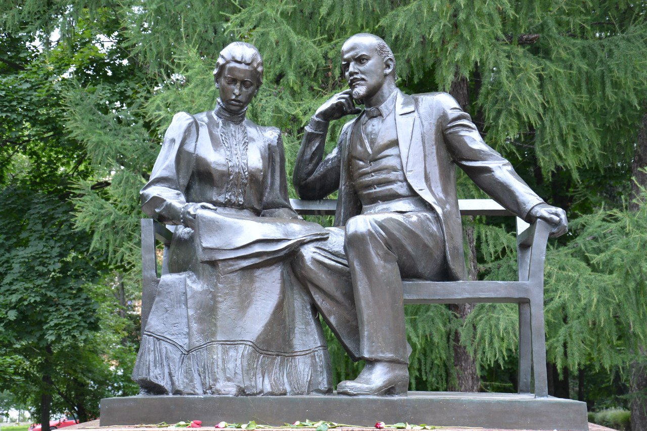 Памятник Ленину и Крупской в Москве