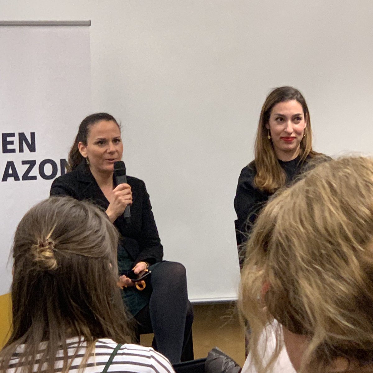 DeniseHeising's tweet photo. Klare Empfehlung für @TijenOnaran‘s #Netzwerkbibel - war etw Besonderes ihr beim #GDWinMuc @amazon zu lauschen. With her #ValentinoRed lipstick & thoughts on #sustainable #networking she’s a brand of her own💄👩🏻💻 Was great 2cu all @gd_women @AnnaBeranek @BeWeckesser @MarkovicDani https://t.co/a6PDg2JAE3