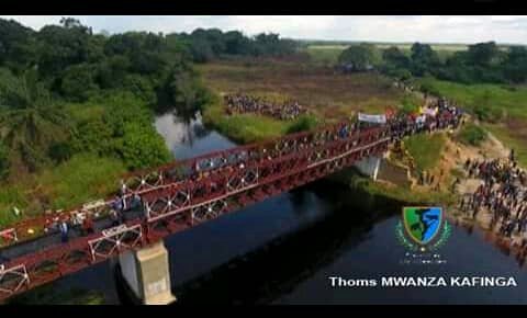 AgMbila's tweet photo. Qd les oeuvres parlent, l'hoe brille par le silence.Voici 1 pont d 47 m construit par #Gentiny #NGOBILA dans le #Maï-#Ndombe qui relie les territoires d #BONOBO e #YUMBI. @MinakuAubin @PapyTAMBA @Mapon_Matata @ngoyikasanji1 @moise_katumbi @OlivierKamitatu @fatshi13 @MartinFayulu https://t.co/BjHmwMdqID