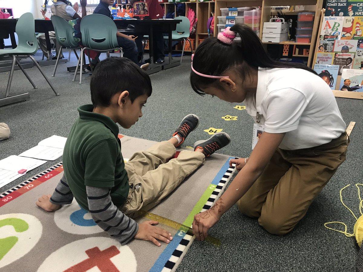 MissBBaez's tweet photo. Today in 1st grade we learned about measurement! We measured different parts of our body using iches and centimeters. We then compared our height with our classmates! @TownsellElem #Timberwolfmagic https://t.co/SNmBH5ikL5