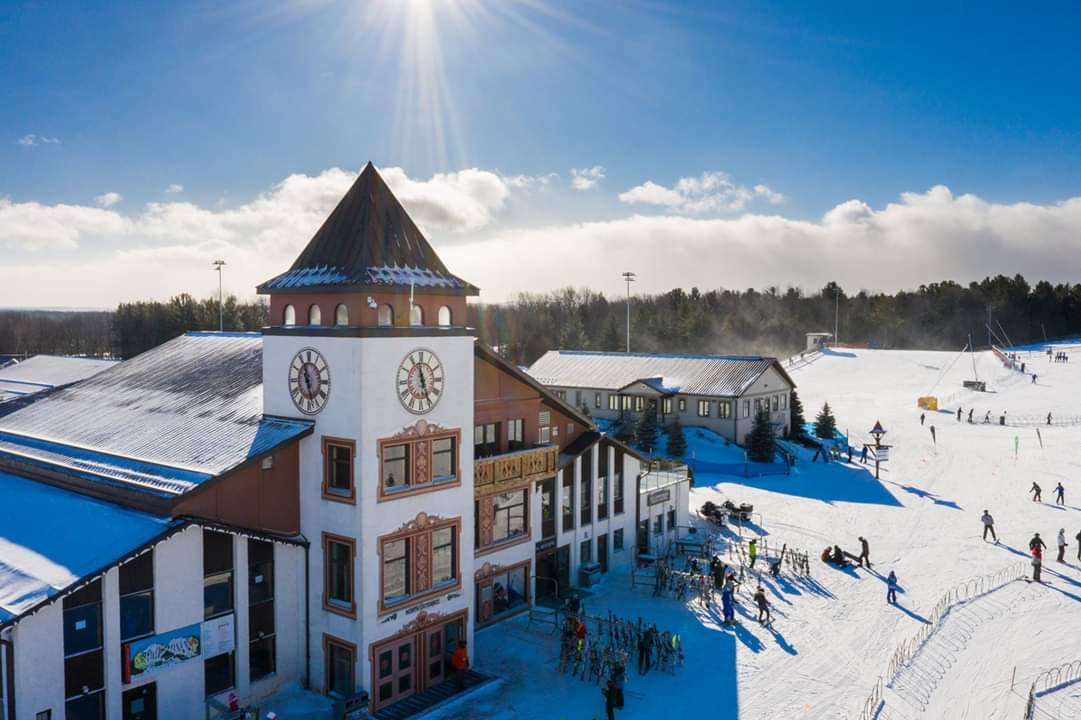 MtStLouis's tweet photo. SNOW REPORT! Wednesday February 27th 
85-125cmBase
#machinegroompowder
36Slopes
5Lifts
2 Terrain Parks #skoolyard #junkyard
1 Half Pipe
9am-9pm https://t.co/8zHTCWaXAA
