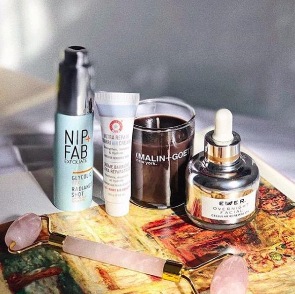 EVERskincare's tweet photo. Jade roller? ✔️ OVERNIGHT FACIAL Cellular Renewal Oil? ✔️ Indulgent (and efficacious) nighttime skin routine? ✔️ Loving this gorgeous photo via theskinting ✨ https://t.co/ySRlRj30jx
