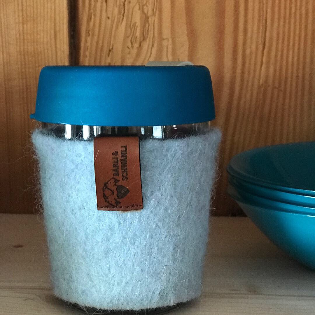 BaerliSchwaenli's tweet photo. Unsere #coffeetogo Frühlingskollektion, ummantelt mit Schweizer Schwarznasenschafwolle ! Schon bald im Online Shop in diversen Varianten erhältlich. #swissmade #swissdesign #swisswool #schwarznasenschaf #schweiz #frühling #coffeelovers #mugtohug #heidiland #togobecher #swissness https://t.co/MK12g52IvF