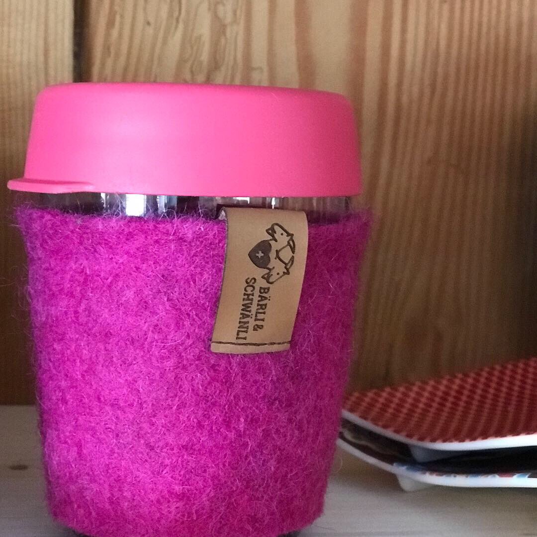 BaerliSchwaenli's tweet photo. Unsere #coffeetogo Frühlingskollektion, ummantelt mit Schweizer Schwarznasenschafwolle ! Schon bald im Online Shop in diversen Varianten erhältlich. #swissmade #swissdesign #swisswool #schwarznasenschaf #schweiz #frühling #coffeelovers #mugtohug #heidiland #togobecher #swissness https://t.co/MK12g52IvF