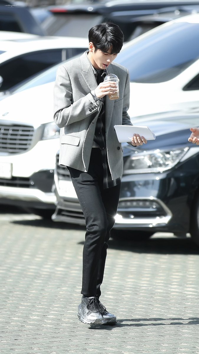 Weddingdate0825's tweet photo. 190226 컬투쇼 출근  
🥤🥤
#옹성우 #OngSeongwu https://t.co/ghPyf3f51X