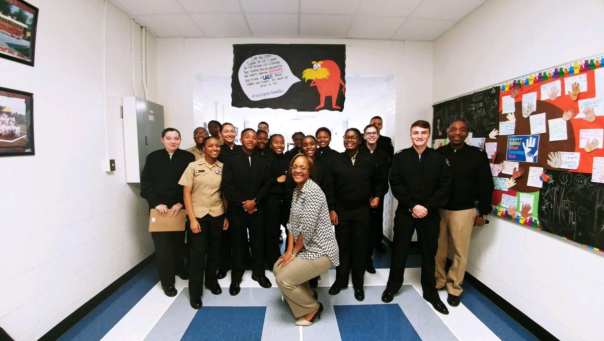 LGE__HCS's tweet photo. We enjoyed Jr ROTC members from @WarHawksHenry coming over to read to our students #bettertogetherhenry #LetsGetExcited #aboutreading #henryreads https://t.co/Nf6ecBqyKf