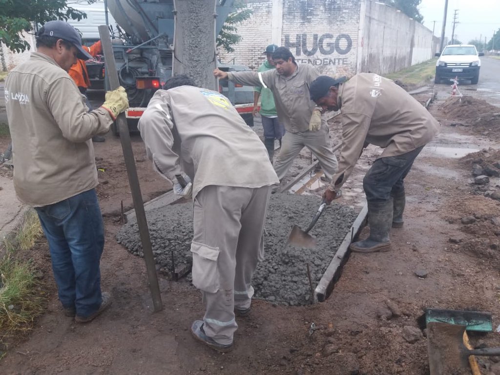 ParedesUrquiza's tweet photo. Empezamos a construir los pasantes de agua en cemento, en ambas márgenes de la esquina de Guido Spano y Aguero Vera, en la esquina del cementerio; más bacheo intensivo en todo el barrio https://t.co/Z5vj5jtLz0
