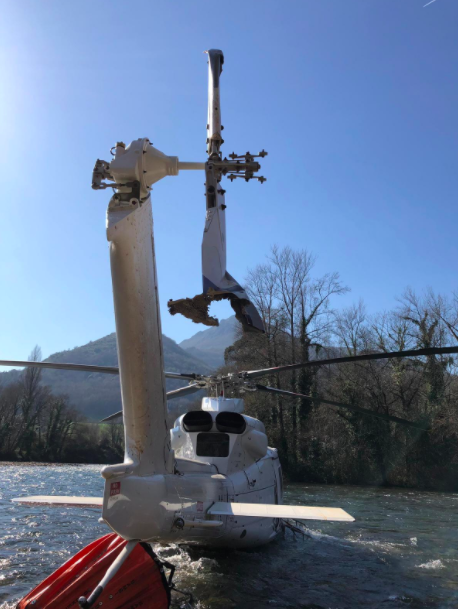 aviaciondigital's tweet photo. #FLASHAD #AccidenteHeli @AT_Brif Cae al río Narcea. SIN HERIDOS Accidente Bell412 #MAGRAMA en Belmonte de Miranda (Asturias) cuando tomaba agua del Narcea EC-MAQ (Operado por Babcock) Brif y Crew en perfecto estado. Brif desplazada desde León. (Ampliaremos) https://t.co/bAfKsfnqhP
