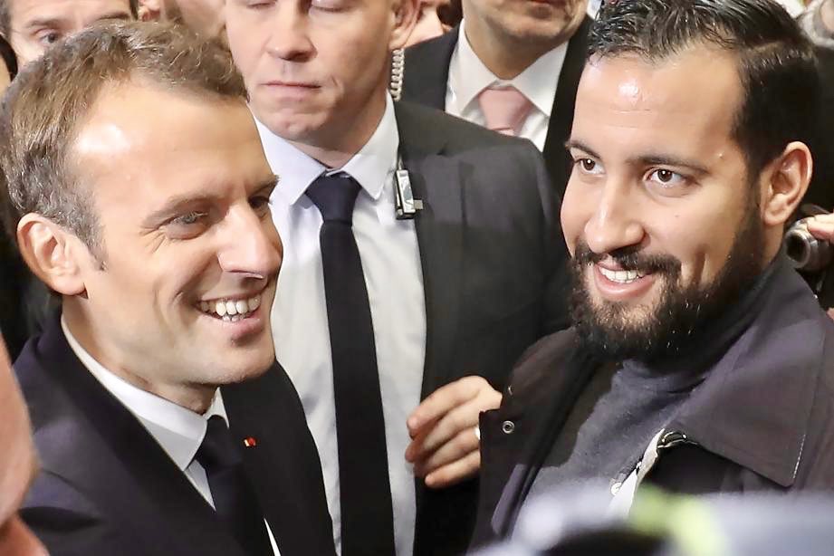 EnModeMacaron's tweet photo. Alexandre Benalla est remis en liberté...

Emmanuel Macron veille sur son protégé! https://t.co/IRmNLUjVVi