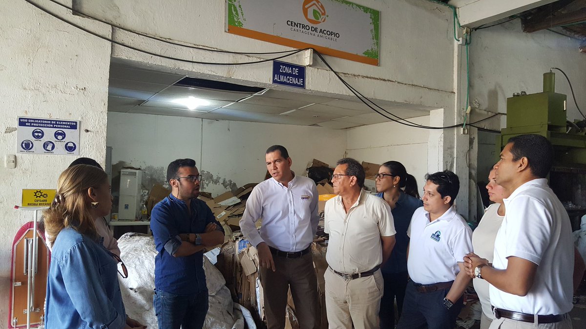 Hoy, visitando el #CentroDeAcopio #CartagenaAmigable una iniciativa impulsada por nuestra empresa afiliada @ESENTTIACol que desarrolla en convenio con #ActuarPorBolívar. Experiencias referente en la ciudad para el aprovechamiento de residuos.