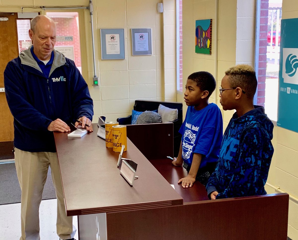 sadiemi73712680's tweet photo. Economics Arkansas does it again! They presented a $500 grant to Ms. Brenda Day’s fourth grade class at Dodd Elementary.  The icing on the cake was Craig O’Neal reading to the entire school. ⁦@MichaelPoore1⁩ ⁦@ErickaMcCarroll⁩ ⁦@MelindaModica⁩ https://t.co/bqd5fcm7CN