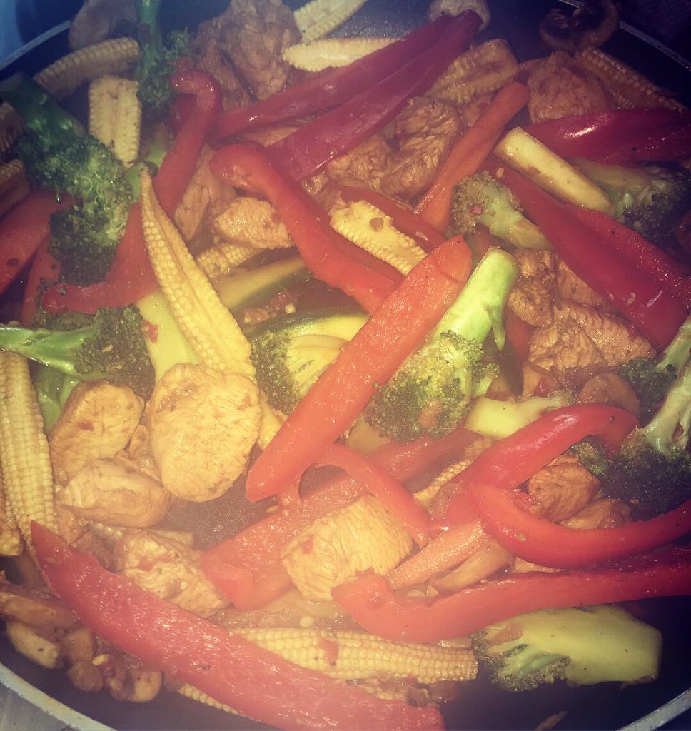 TheHomeEcHub's tweet photo. Chicken or Lean Beef Stir-fry 🥦🌶🥕 Lots of skills in this dish cócaireáilte le Bliain 1 inniu - #marinading #chopping #grating #slicing #zesting #portioncontrol #aldente #removingfat #measuring #boiling #cleaning @GCLuimnigh https://t.co/MTiW8ziOl2