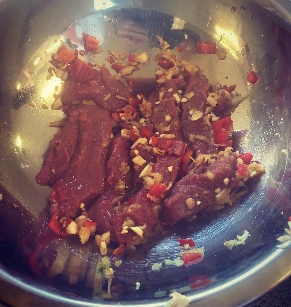 TheHomeEcHub's tweet photo. Chicken or Lean Beef Stir-fry 🥦🌶🥕 Lots of skills in this dish cócaireáilte le Bliain 1 inniu - #marinading #chopping #grating #slicing #zesting #portioncontrol #aldente #removingfat #measuring #boiling #cleaning @GCLuimnigh https://t.co/MTiW8ziOl2