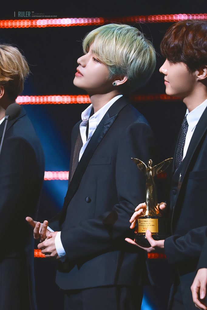 BTSVChile's tweet photo. [HQ] 190226 👑 #V at the Edaily Culture Awards⁠ #뷔 #태형 #태태 | Cr. RULER_V

#이데일리문화대상 #BTS #방탄소년단 ⁠@BTS_twt https://t.co/SoofZK9Cnx
