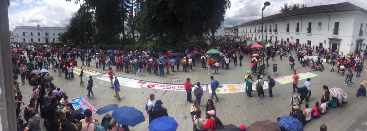 temistoclesort2's tweet photo. Protestas  en #Popayan. El diálogo es la salida, garantizando derechos de todos: Ciudadania y marchantes. Confrontar hace mucho daño a la ciudad y su gente. Hemos pedido a Gobierno Nal. celeridad, concreción y resultados. Y disposición a acuerdos de todos. https://t.co/F6W41azo22