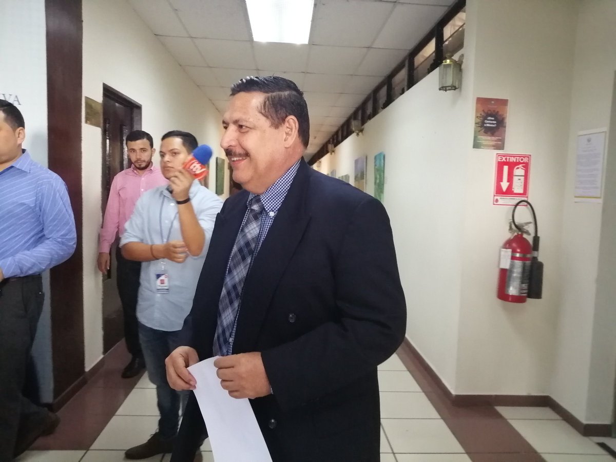 Xiomyramirezsv's tweet photo. Diputado de @ARENAfraccion, @orlandocandray2, presenta una pieza de correspondencia en la que pide a la @CortedeCuentas que audite todo al Ministerio de Salud para verificar si durante el proceso de transición se han cometido anomalías en los cargos de jefaturas @elnoticiero_6 https://t.co/tdfcJ6NfOf