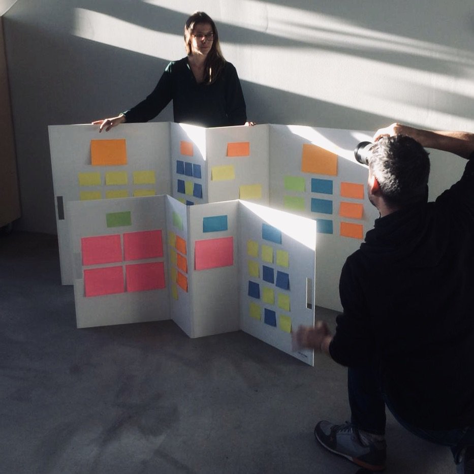 uhjilitee's tweet image. uhjilitee bereitet sich vor. Bald präsentieren wir ganz offiziell unser neues Produkt - das uhjilitee Task Wall. Ein mobiles, tragbares und aufklappbares Arbeitsboard für die Arbeit mit Haftnotizen.
#uhjilitee #taskwall #makingoff #innovation #postit