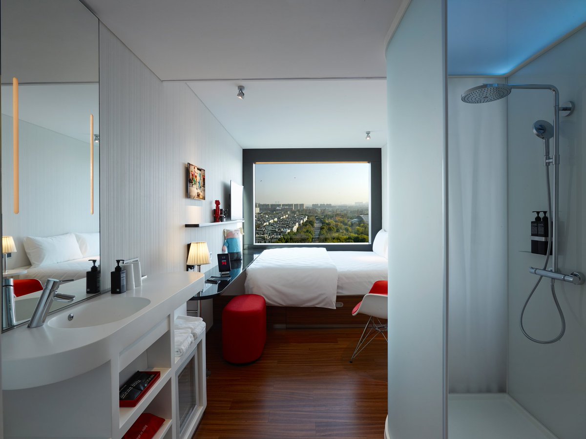 🇨🇵️  <a href="/citizenM/">citizenM hotels</a> atterrit dans l'un des quartiers les plus prometteurs de Shanghai : Hongqiao, dans le Minhang District !
Avec ses sept étages et ses 303 chambres citizenM Shanghai Hongqiao est la deuxième adresse de l'établissement en Asie.