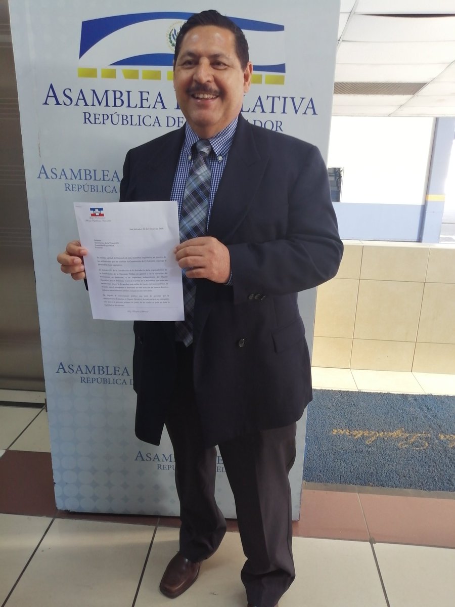 Xiomyramirezsv's tweet photo. Diputado de @ARENAfraccion, @orlandocandray2, presenta una pieza de correspondencia en la que pide a la @CortedeCuentas que audite todo al Ministerio de Salud para verificar si durante el proceso de transición se han cometido anomalías en los cargos de jefaturas @elnoticiero_6 https://t.co/tdfcJ6NfOf