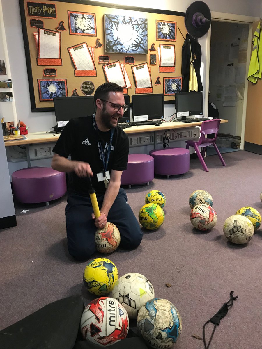 MrsKellyWood_'s tweet photo. Mr White going above and beyond #PE #avoidingnewsletters #alwaysalaugh https://t.co/QvmVXOD7XI