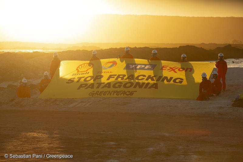 greenpeacefr's tweet image. .@Total se présente comme &quot;la major de l&apos;énergie responsable&quot; ? Soyons sérieux ! Vous salissez tout sur votre passage, des Yvelines jusqu&apos;en Patagonie... C&apos;est déplorable.

Les activistes qui sont à Vaca Muerta ne vous laisseront pas faire.  
#StopFrackingPatagonia #PeopleVsOil