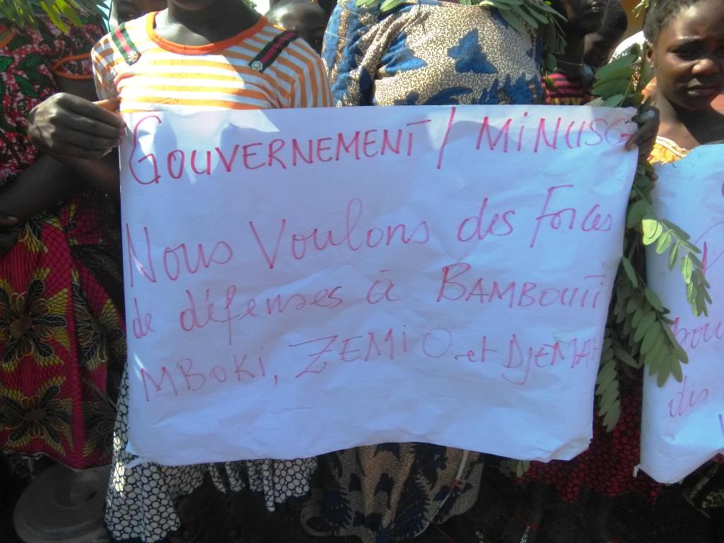 FleuryKoursany's tweet photo. Les femmes de Obo dans le Haut-Mbomou ont marché pour reclamer la securité à Obo et ses environs. #CARcrisis @FirminNgrebada @UN_CAR @HippolyteMARBOU @MarcelinRidja @agoufleury https://t.co/pKoxPI954h
