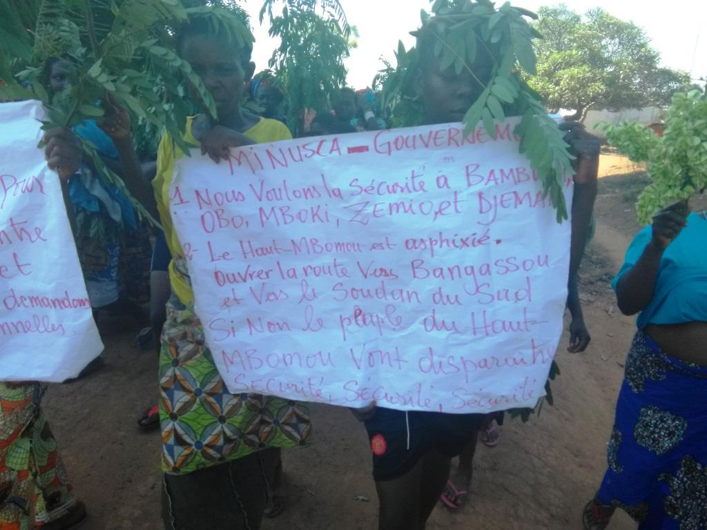 FleuryKoursany's tweet photo. Les femmes de Obo dans le Haut-Mbomou ont marché pour reclamer la securité à Obo et ses environs. #CARcrisis @FirminNgrebada @UN_CAR @HippolyteMARBOU @MarcelinRidja @agoufleury https://t.co/pKoxPI954h