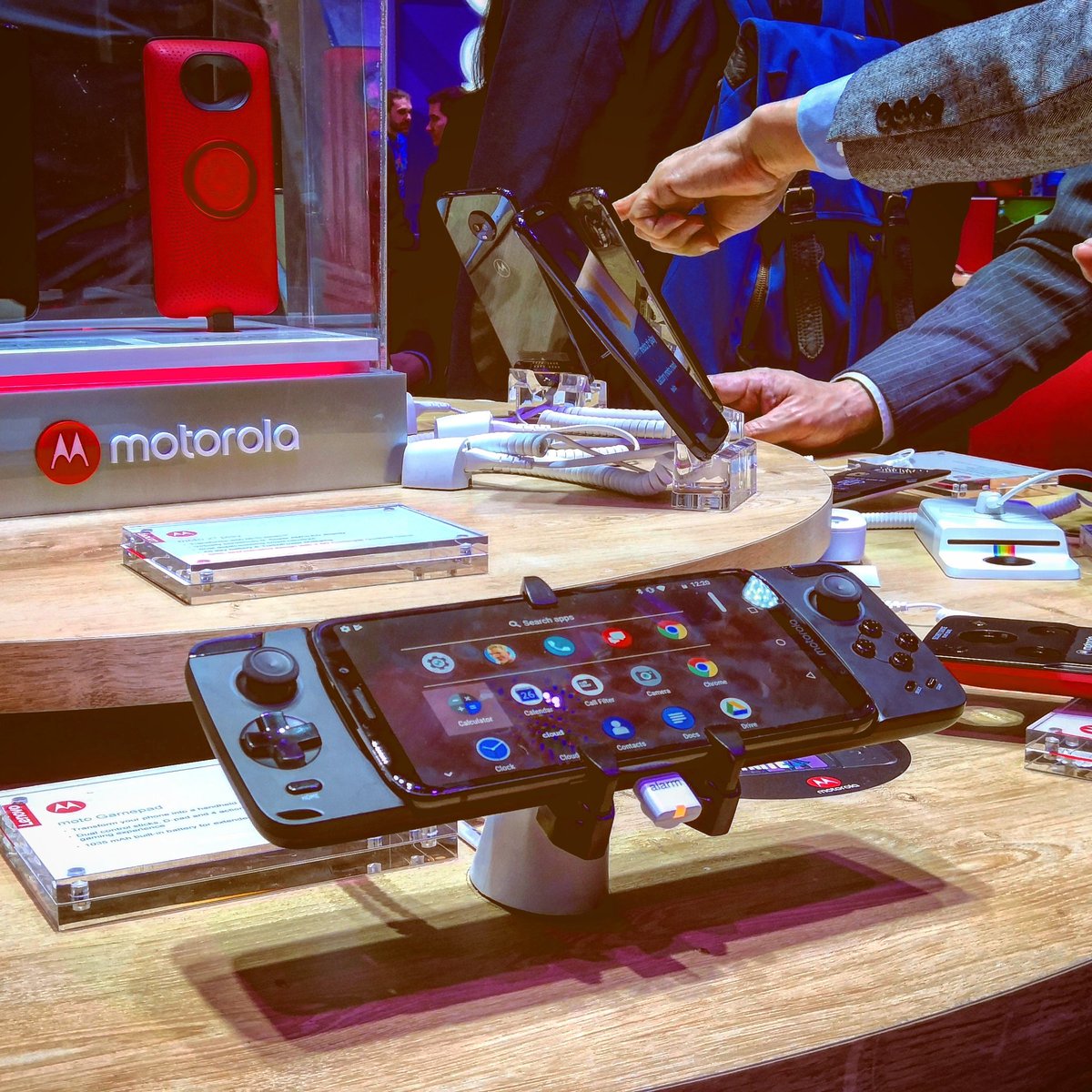 tmonther's tweet photo. Gamepad Mod, InstaPrinter Mod, a Wireless Charger Mod and a Sound Mod are some of the many Moto Mods that are available for your Moto phone.
#Barcelona #Spain #TimES #TimMWC #MWC #Tech #TechGear #Mobile #LenovoIN #LenovoMWC #SponsoredTrip https://t.co/TEQim8oix2