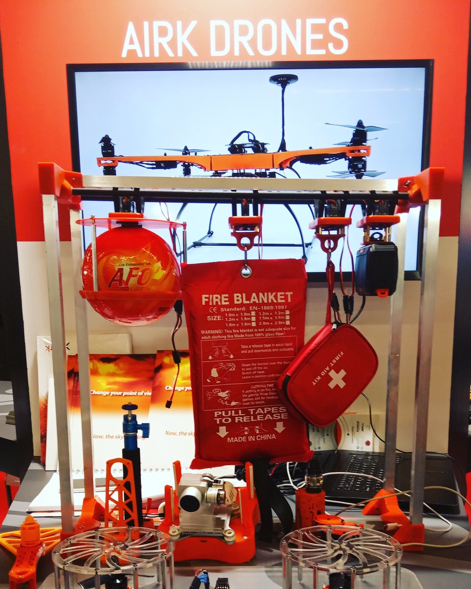 FlyawayStem's tweet photo. Tomando ideas para novedades en nuestra sección de dronótica educativa con los artilugios de @AirkDrones #MWC19 https://t.co/XUp1GpcRdk
