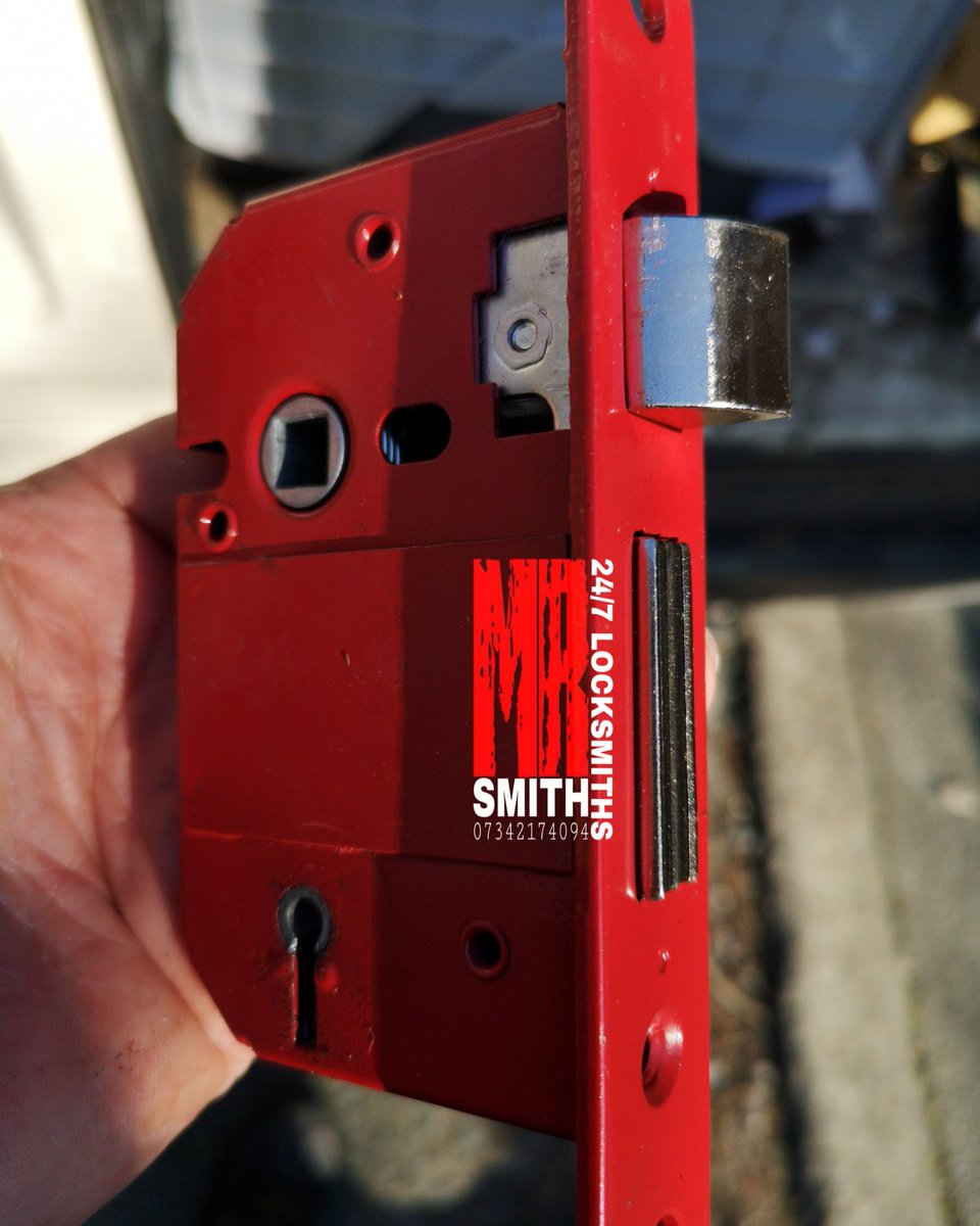 MrSmithLocksLtd's tweet photo. BS #Era #sashlock taken from a #property &amp; replaced with new 'like for like' #locksmith #leeds #local #security #business #bradford  #swillington #garforth #rothwell #kippax #colton #oulton #repossession #order #aberford #woodlesford #locks #BS3621
https://t.co/iiSez27TyU https://t.co/4rx3fWANzQ