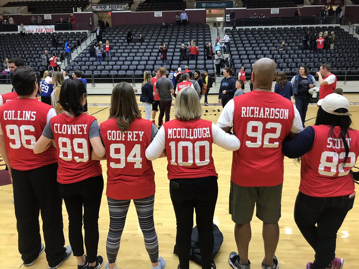 meganforAR's tweet photo. The House team didn’t come out victorious, but we had a great time at the House vs. Senate basketball game! #squadgoals #teamspringdale 💙❤️🏀 https://t.co/vvIQtMNObW