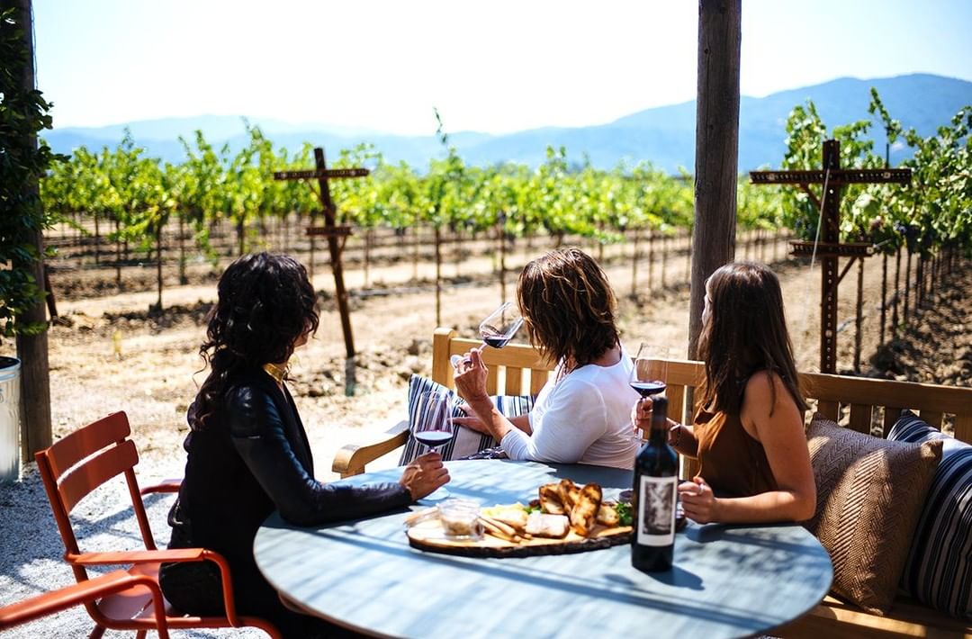 VisitCA's tweet photo. Next time you're in @VisitNapaValley, add these wineries and restaurants to your list! 
https://t.co/dsvJCDM3lH
.
📷: @wasssupraquel, @wineryexplorers, @thetastesf
📍: @RoundPond, @Inglenook1879, @FleuryWinery https://t.co/a06oouyygN