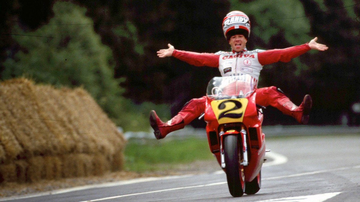Randy Mamola, el eterno adolescente ➡️ motosan.es/vintage/randy-… ⬅️ Enorme artículo de <a href="/Venancio_Luis/">Venancio Luis Nieto</a> en <a href="/Motosan_es/">MOTOSAN.ES</a> sobre el mejor piloto de 500cc que nunca fue campeón del mundo... ¡Levanten las manos 🙌 los seguidores del americano!