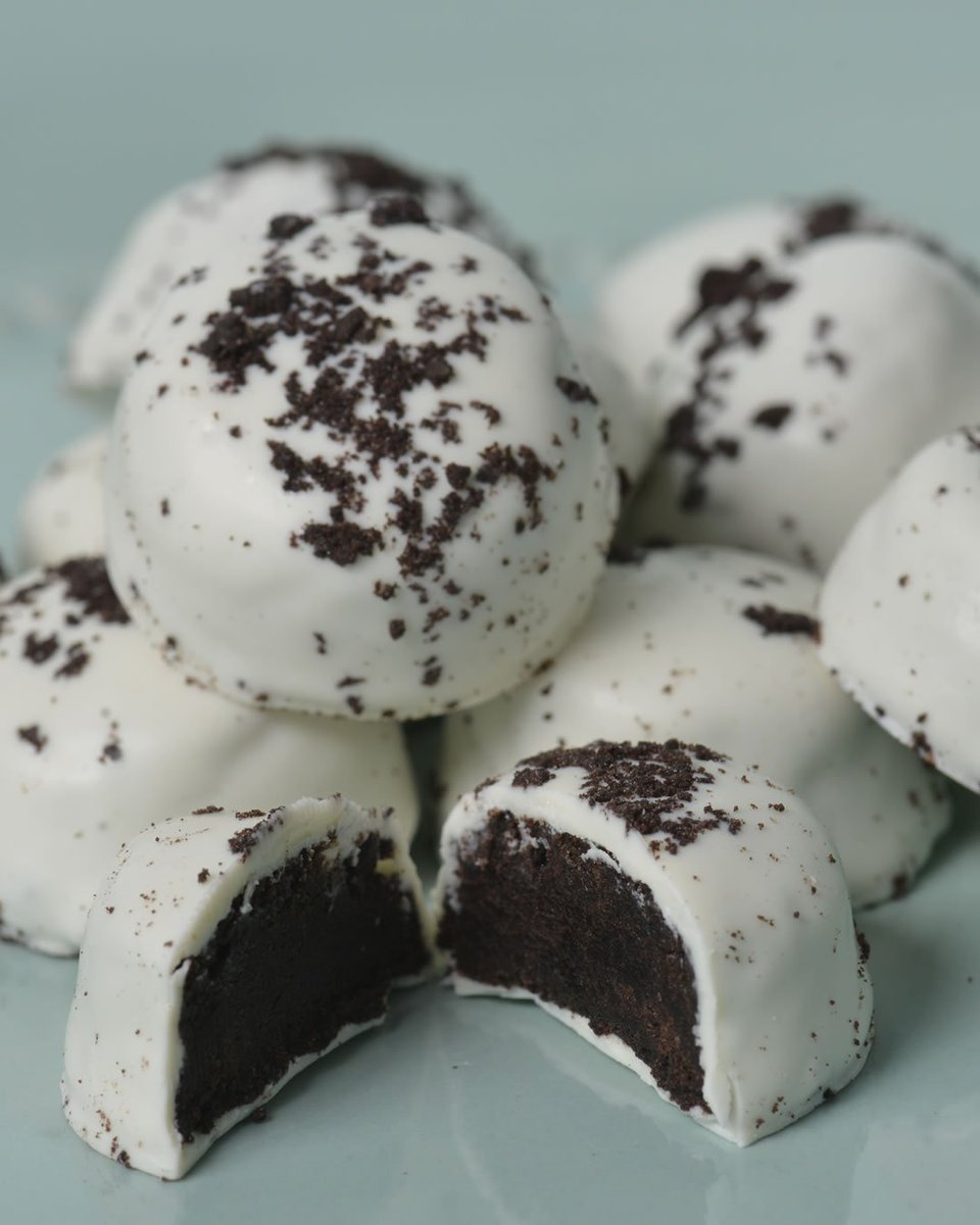 Who else is an Oreo® Cookies and Cream Cakebite fanatic? 🙋🏼‍♀️ We sure are over here. Available online or in-stores now! #Cakebites #oreo #sweettoothfairy