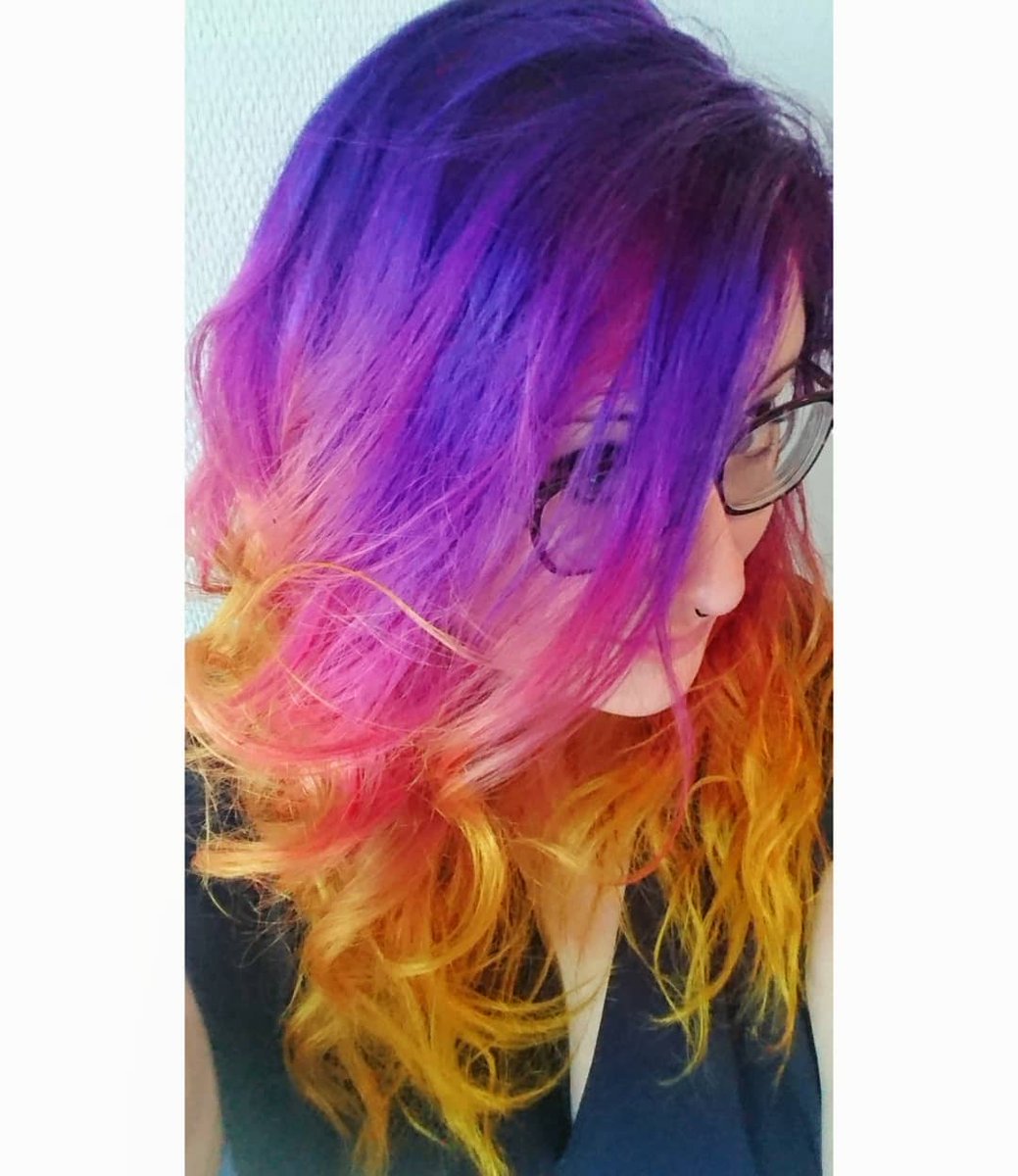 WalterStephanie's tweet photo. Color refill 💜❤💛
We have plum & flamingo pink from #larichedirection + the amazing @arcticfoxcolor yellow. Orange in the middle is obtained by mixing pink and yellow on the hair.
Thx @geoffreycrofte for the amazing work.
#crazyhairclub #gradienthair #gradient #haircolor https://t.co/3CmMuPBqJM