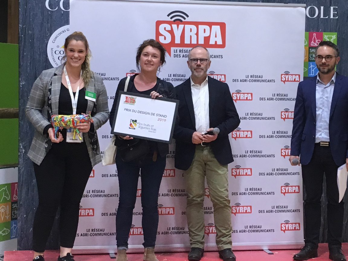 Interfel's tweet photo. 🍾🎊 Après le prix de la #pédagogie en 2018, voici le Prix du #design du stand pour interfel en 2019!! Bravo à toute l’équipe #SYRPAWARDS @SYRPAcom @SENEValerie @groussard_c @FruitsLegumesFR #SIA2019 #GenerationFL https://t.co/0XYmxCCZTG