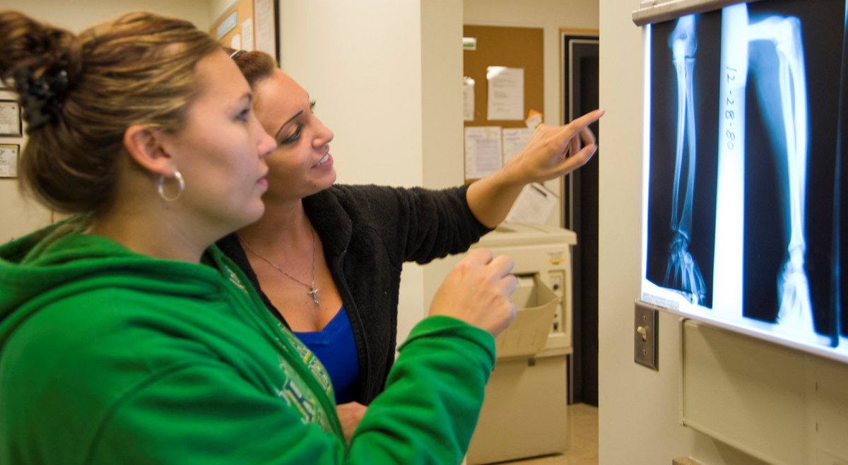 #MonroeCC  Radiologic Technology students learn in on-campus labs & take clinical classes at Rochester-area hospitals.  Between 2014-2017, MCC Rad Tech grads achieved a 96.5% pass rate on the natl certification exams, with scores above the state & natl averages. #SUNYHealth
