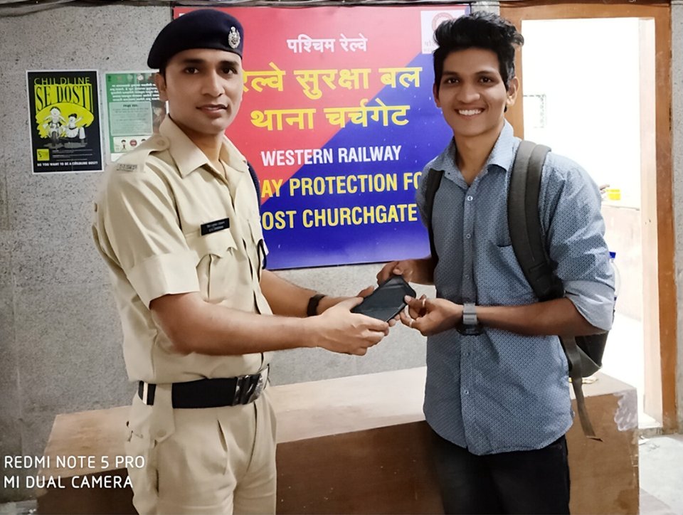 rpfchurchgate's tweet image. @drmbct @Gmwrly @rpfwrbct @rpfwr1 @WesternRly On 26.02.2019 RPF staff found a left behind Apple Mobile at Churchgate station of BCT Division. After due formalities said Mobile value Rs. 65,000/-was handed over to owner.