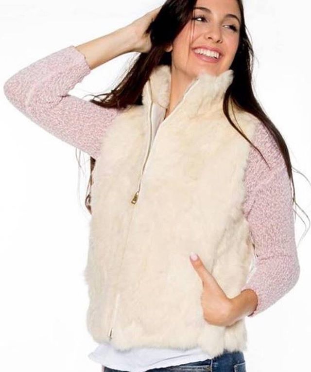trapotroppo's tweet photo. Ya está aquí el aliado perfecto para el frío ❄️
Y ya es top ventas!
#modafeminina #modamujer #casualoutfit #chalecos #chalecopelo #modacasual #trapotroppolovers #lookbook #lookoftheday #ropa #fashion #modafashion #modainvierno https://t.co/PSIcO4FBD9 https://t.co/lnKcsN1cu0