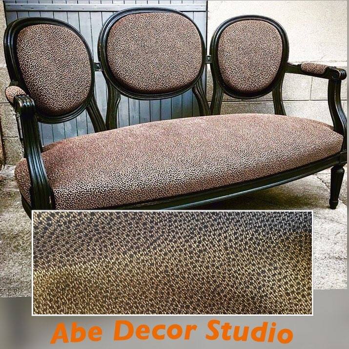 AbeDecorStudio's tweet photo. Poltrona clásica de tres puestos, re tapizada con nuestra #telasexclusivas de #printanimal en tonos #marrones #textiles #tapizados #abedecorstudio #ccpaseolasmercedes #tendencias2019 #antesydespues #decoracioninteriores #mobiliarioconceptual #sofasclassicos https://t.co/MmCbnUJJJV