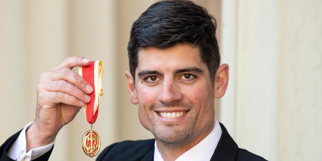 161 Test matches
12,472 Test runs
33 Test centuries
1 SIR Alastair Cook 🎖
