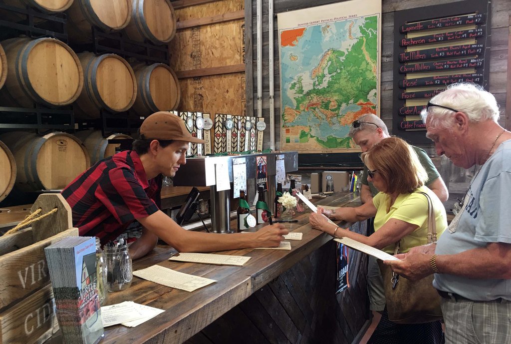 Bottoms Up on the Michigan Cider Trail roadtravelfoodie.com/2019/02/26/bot…
