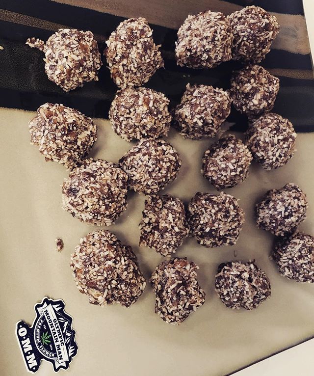 Amazing friends purchased our Stephen Hawking CBD strain from @we_spark_it in Port Angeles and made this delicious batch of chocolate macaroon energy bites infused coconut oil #ourfriendsarethebest #glutenfree #vegan #AIP #stephenhawking #cbdislife •… ift.tt/2tFZNap