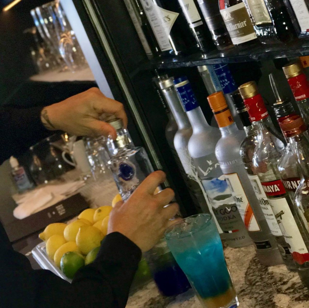HiltonMiami's tweet photo. The #mixologists at #1601LobbyLounge are mixing up something special for #ThirstyThursday &amp; #LatinVibeFriday! 🍸🍹 #HappyHour both days is 4-8pm. See you there! 😎 #FoundInMiami #HappyHourInMiami #MiamiHappyHour #MiamiHotel #DowntownMiami #1601 #1601Lounge #Miami https://t.co/2tPg04DZDw